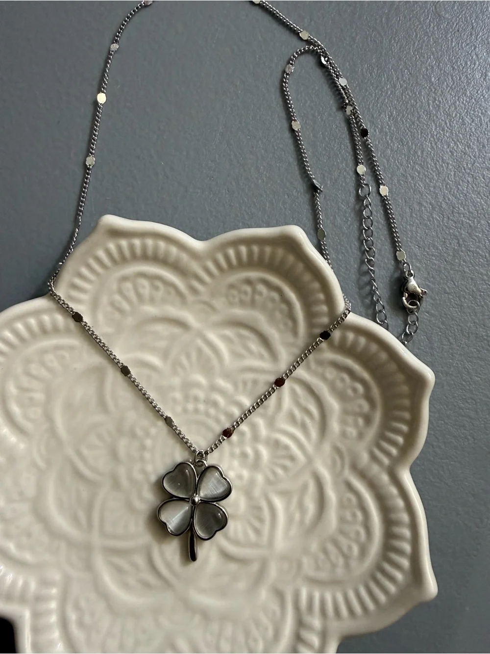 silver-tone four-leaf clover necklace white, pearlescent pendant shimmery chain